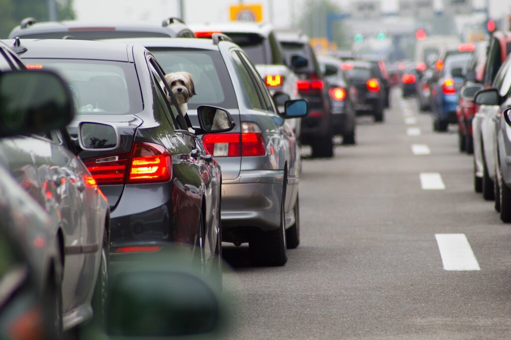 Auto sa prehrieva v zápche: najčastejšie príčiny a rýchla diagnostika