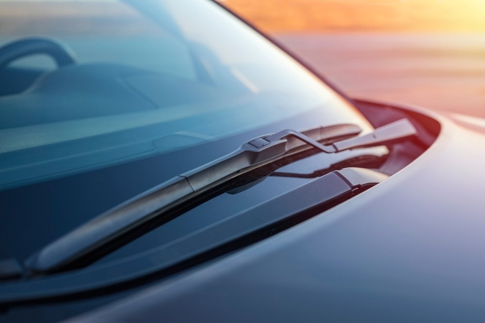 Hnevajú vás stierače? Kedy ich stačí vymeniť za nové a kedy sa nevyhnete výmene motorčeka stieračov?