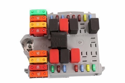 Poistková skrinka pri motore