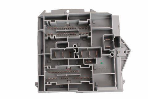 Poistková skrinka pri motore