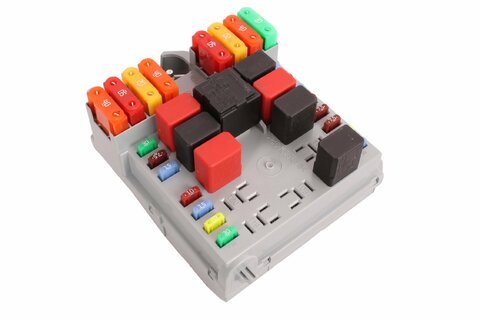 Poistková skrinka pri motore