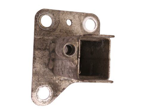 Držiak prednej výstuhy pravý P - s držiakom na ťažné oko