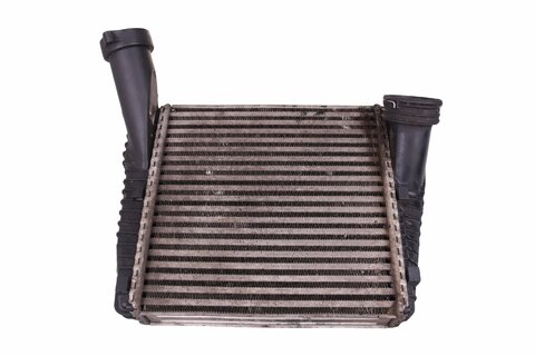 Chladič nasávaného vzduchu - intercooler 7L0145803A