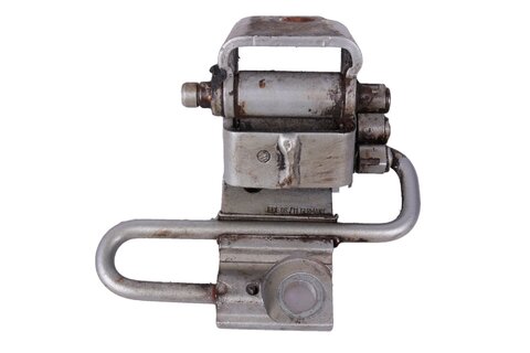 Pánt dverí spodný predný ľavý 1P0831411A