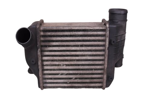 Chladič nasávaného vzduchu - intercooler ľavý 4F0145805AF
