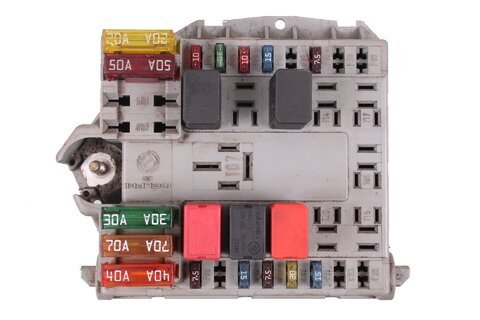 Poistková skrinka pri motore