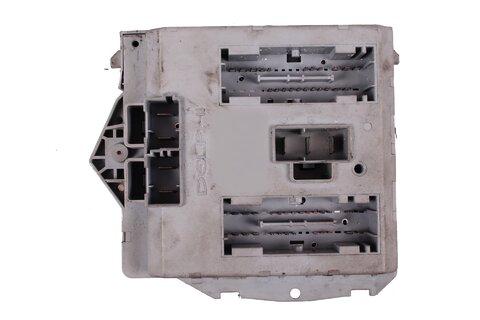 Poistková skrinka pri motore