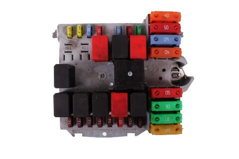 Poistková skrinka pri motore 51832042