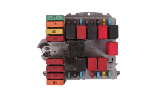 Poistková skrinka pri motore