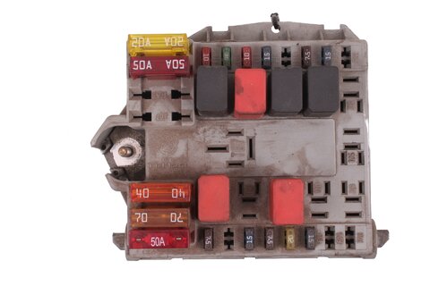 Poistková skrinka pri motore