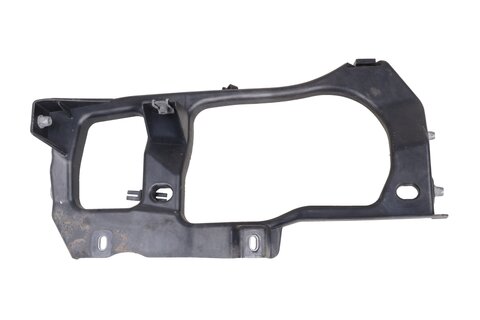 Držiak predného čela ľavý 7P6806509