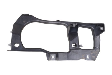 Držiak predného čela pravý 7P6806510