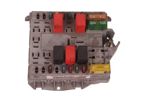 Poistková skrinka pri motore