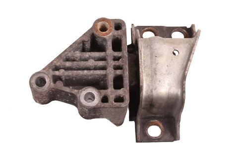 Pravé zavesenie motora