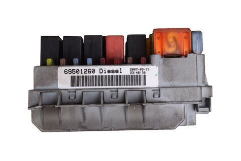 Poistková skrinka pri motore 69501260