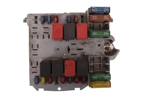 Poistková skrinka pri motore