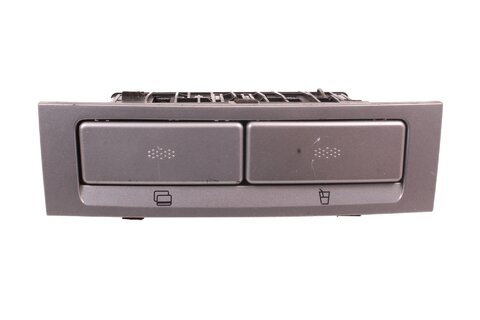 Šuplíky na karty a držiak nápoje