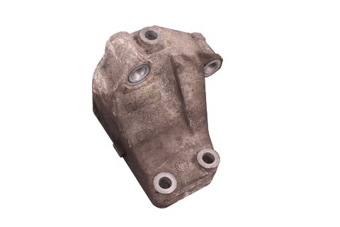 Držiak motora predné