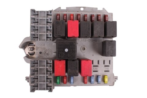 Poistková skrinka pri motore 51775686