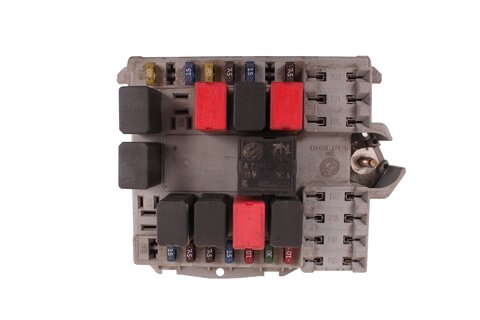 Poistková skrinka pri motore 46760542