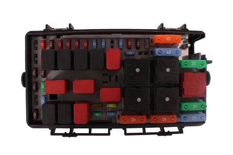 Poistková skrinka pri motore