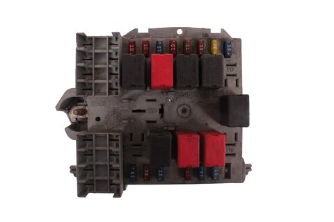 Poistková skrinka pri motore