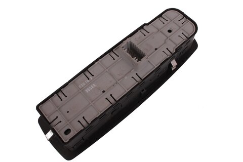 Tlačidlá sťahovania predných a zadných okien s dojazdom a ovládanie zrkadiel