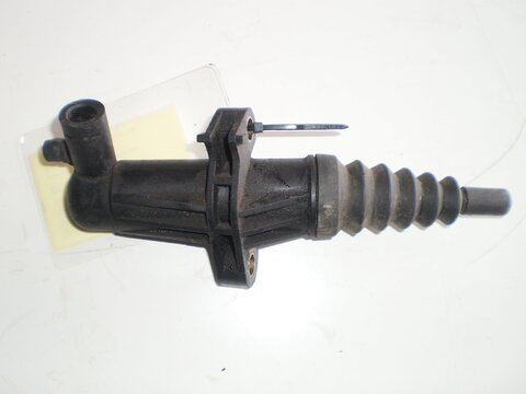 Pomocný spojkový valec