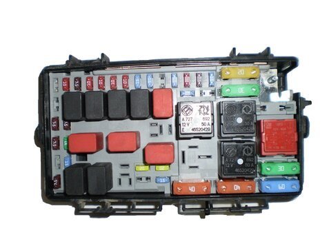 Poistková skrinka pri motore